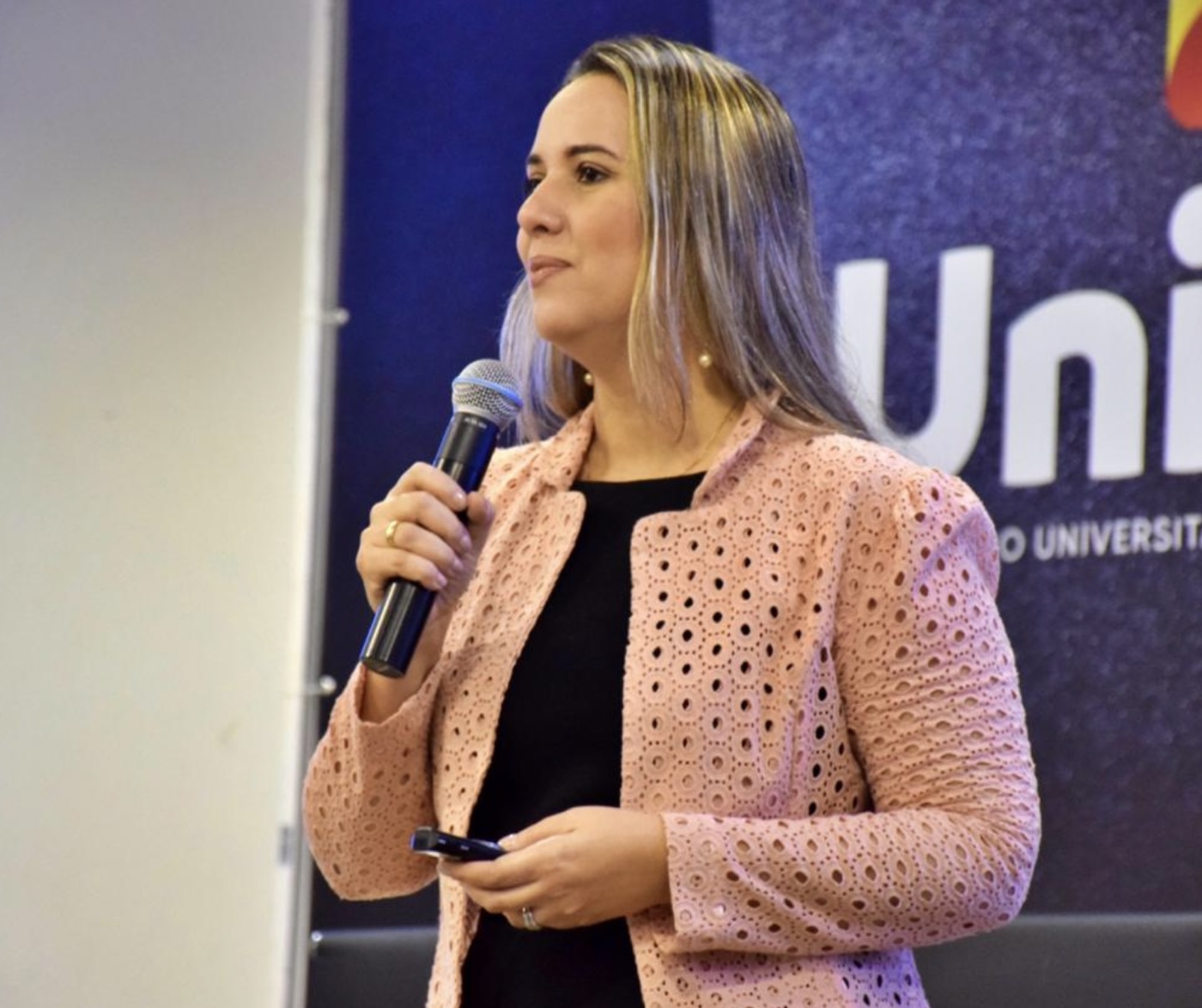 Cristiane Barreto presenting at the International Congress of Social Psychology, Universidad Kennedy, Buenos Aires