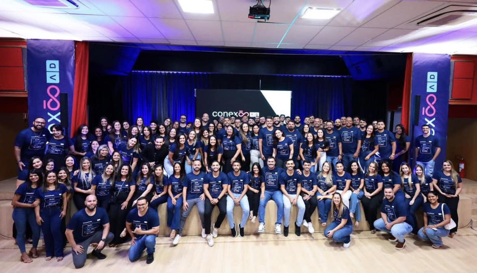 Cristiane Barreto with the team at a corporate training event, Conexão AD, AD Promotora