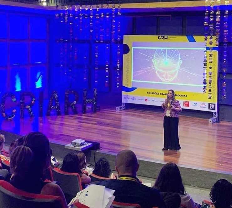 Cristiane Barreto on stage at CRIARH, the Brazilian Congress of Creativity and Human Resources, Recife